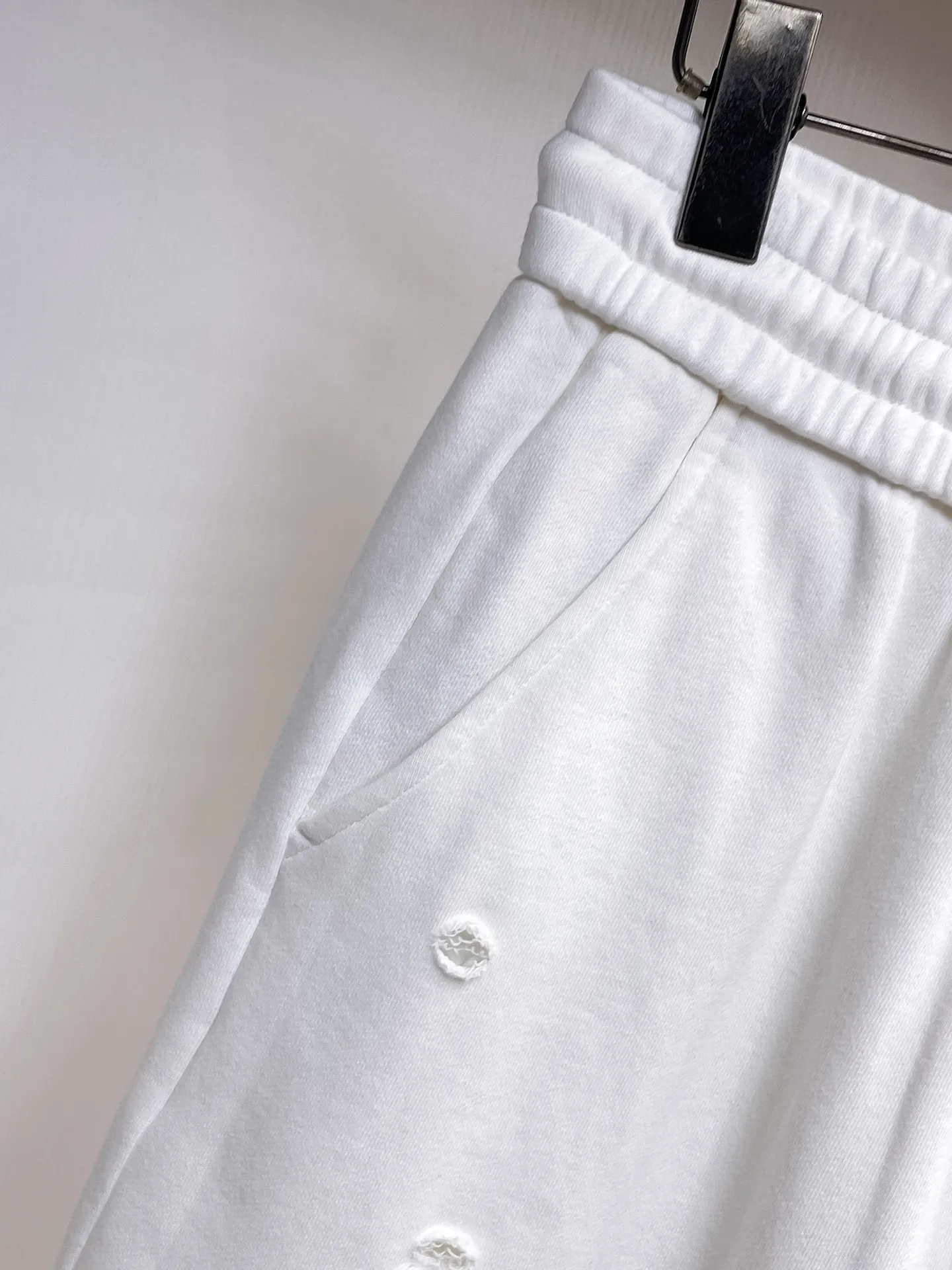 Balenciaga's three-standard complete 2026 summer New Arrival men's casual shorts, advanced custom-made Breathable fabric, Breathable fabric, extremely stretchy and comfortable, impeccable details, top-grade accessories, original logo design concept, delicate and soft feel! The upper body fit is awesome! Size: M-XXXL Please state your height and weight when ordering